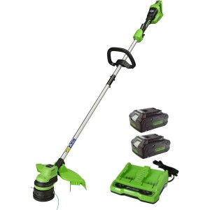 חרמש נטען Greenworks דגם 99532-5 עם מנוע Brushless 48V, ראש מתכוונן, מוט טלסקופי, שתי סוללות 5 אמפר ומטען כפול לחיתוך קנטים מקצועי