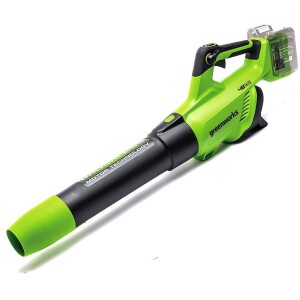 מפוח עלים GREENWORKS 48V Brushless דגם 99506-8 עם בקרת שיוט, מצב טורבו ופייה מיוחדת לפינות - מהירות 212 קמ"ש וספיקה 515 מ"ק/שעה