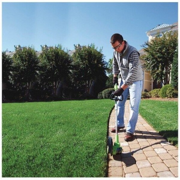 חרמש קוצץ קנטים נטען GREENWORKS 24V DELUXE דגם 99503 עם ראש מתכוונן ומוט טלסקופי לעבודה מקצועית בגינה