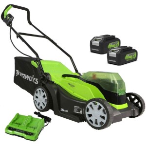מכסחת דשא GREENWORKS 48V דגם 99518-2 עם רוחב כיסוח 36 ס"מ, כוללת 2 סוללות 4 אמפר ומטען Dual Port לביצועים מקצועיים ופעולה שקטה